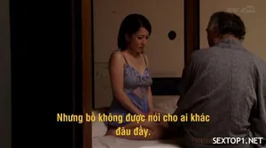 ăn trộm đồ, thanh niên bị bà chủ cửa hàng "dạy dỗ"