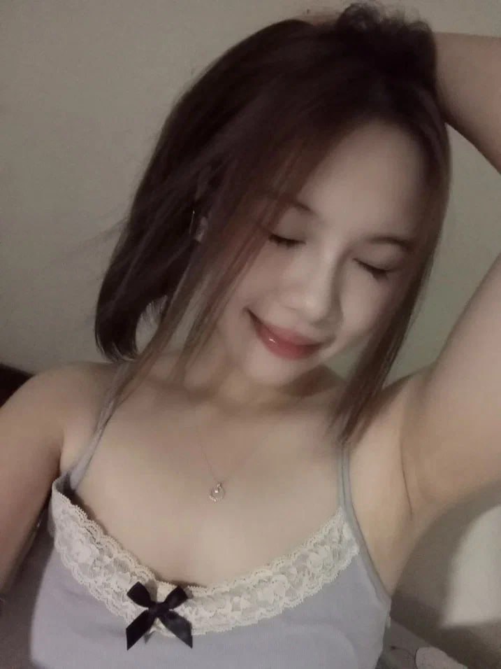 Nhìn má kế đang ngủ ở mùa hè nóng bức, cậu con trai quá nứng