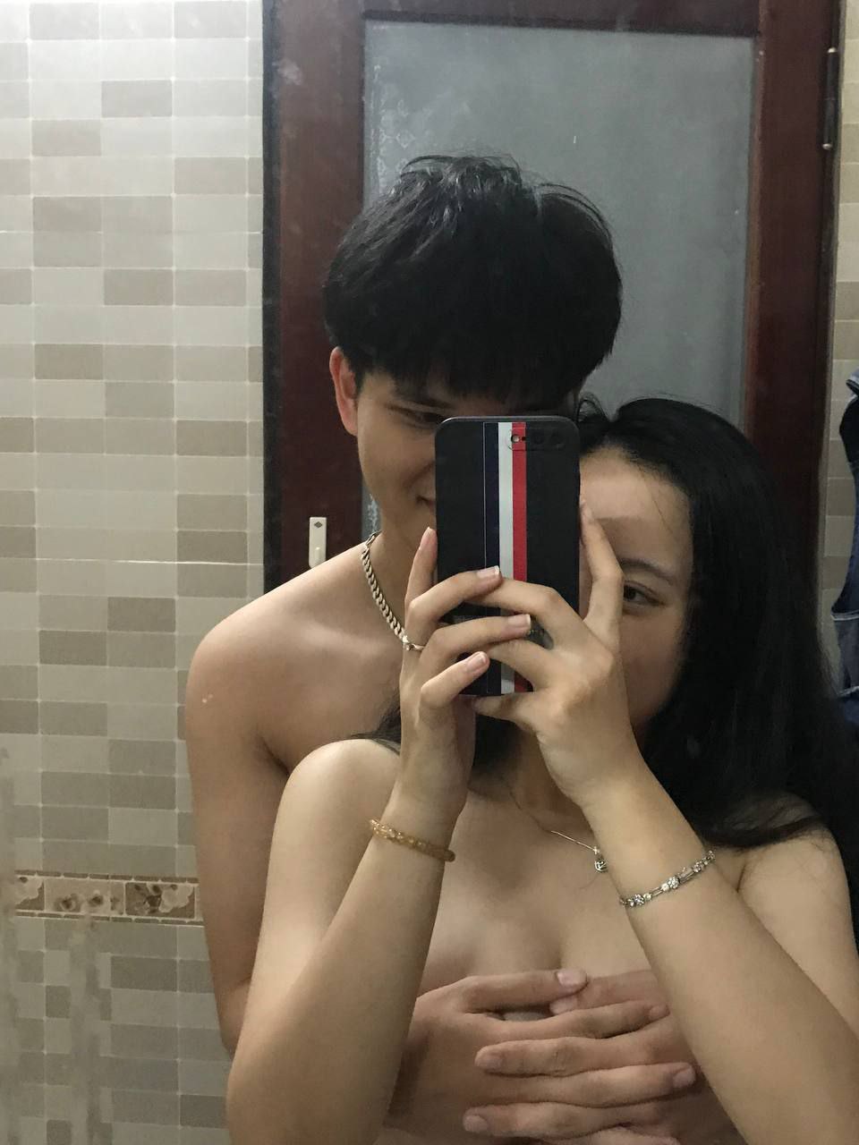 Cô vợ xinh vừa đi làm về chồng yêu bắt trả bài